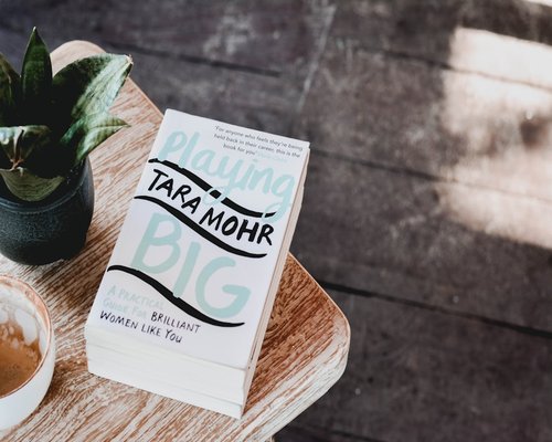 Suasana pagi yang tenang dengan secangkir teh dan buku di meja