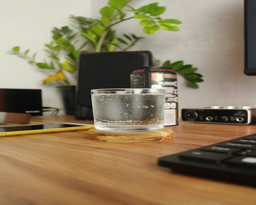 Gelas air putih di meja kerja